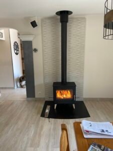 Poêle à granulés design installé dans un salon moderne à Narbonne par A2C Plomberie.