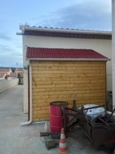 Panneau de commande d'un poêle à granulés, permettant une programmation facile du chauffage pour les habitants de Narbonne.