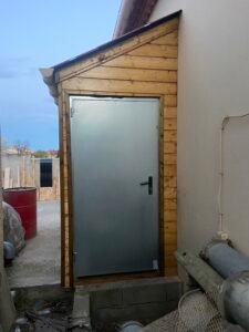 Schéma d'installation d'un poêle à granulés canalisable distribuant la chaleur dans différentes pièces d'une maison à Narbonne.