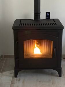 Gros plan sur des granulés de bois de qualité certifiée pour un chauffage performant et propre.