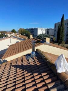 Nettoyage et entretien professionnel d'un poêle à pellets par A2C Plomberie pour une performance durable à Narbonne.